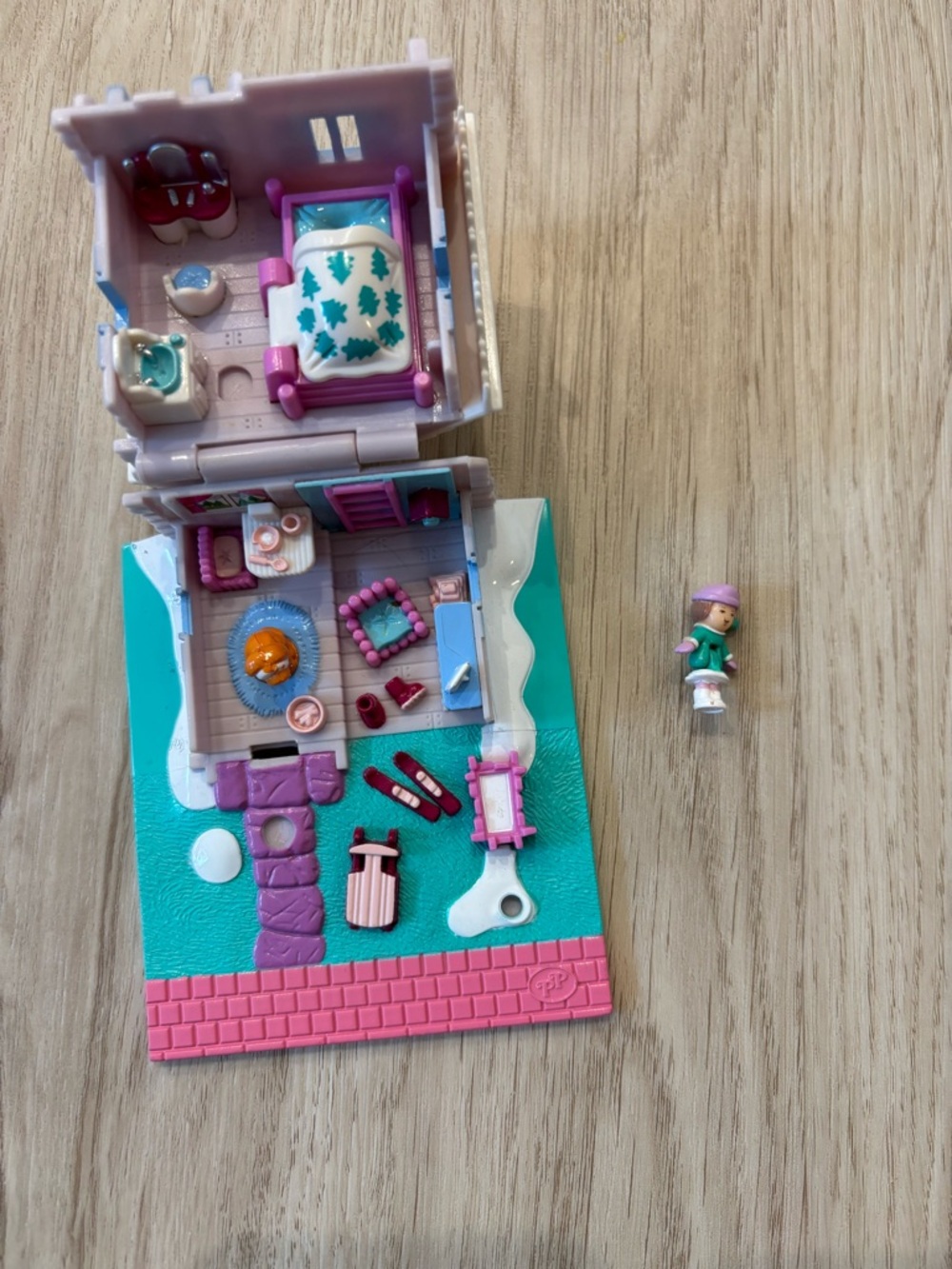 Vintage 1993 Polly Pocket Ski Lodge Bluebird